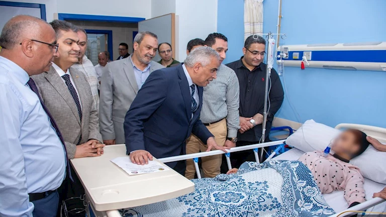 خروج الجميع ما عدا 4 حالات.. رئيس جامعة طنطا يتفقد طالبات علوم الرياضة بعد وعكة الامتحان - صور