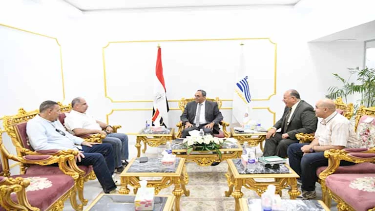 محافظ قنا يبحث مع قيادات “النقل النهري” إجراءات ترخيص مراسي حتحور ودندرة
