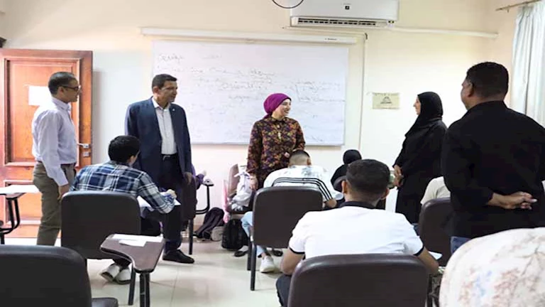 رئيس جامعة الأقصر تتابع سير امتحانات الفصل الدراسي الثاني بكلية الألسن -صور