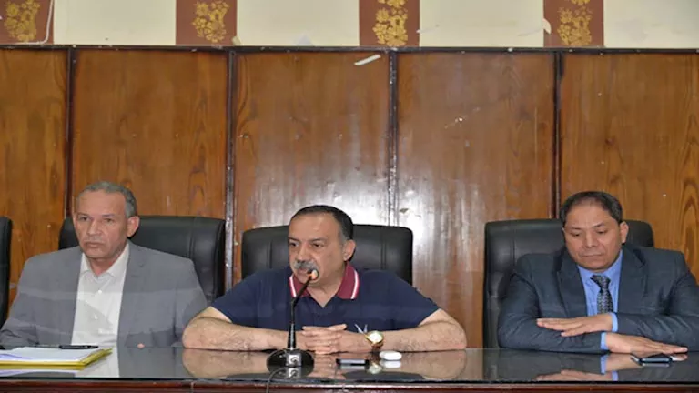محافظ أسيوط يبحث الاستعدادات النهائية لامتحانات نهاية العام ويشدد على
