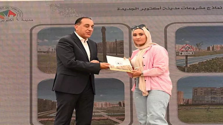 مدبولي يُسلم عقود وحدات سكنية جديدة في أكتوبر: جولة تفقدية تبرز مستوى التشطيبات العالي