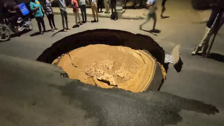 هبوط أرضي يقطع طريقًا رئيسيًا في مدينة السادات – صور