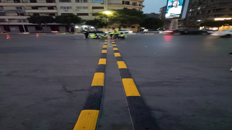 أستاذ هندسة الطرق: المطبات على المحاور الرئيسية مخالفة خطيرة للمعايير