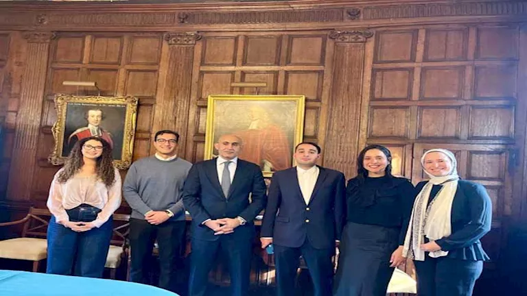 وزير التعليم يلتقي عددًا من الطلاب المصريين بجامعة كامبريدج