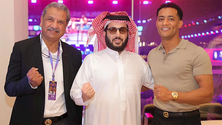 بحضور تركي آل الشيخ.. محمد رمضان يحتفل مع الجمهور في إحدى نزالات الملاكمة بالرياض