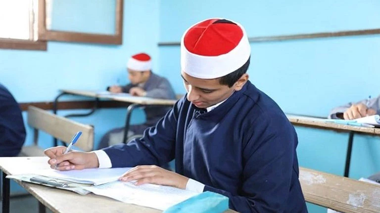 طلاب العلمي بالثانوية الأزهرية يؤدون امتحان الفيزياء غدًا