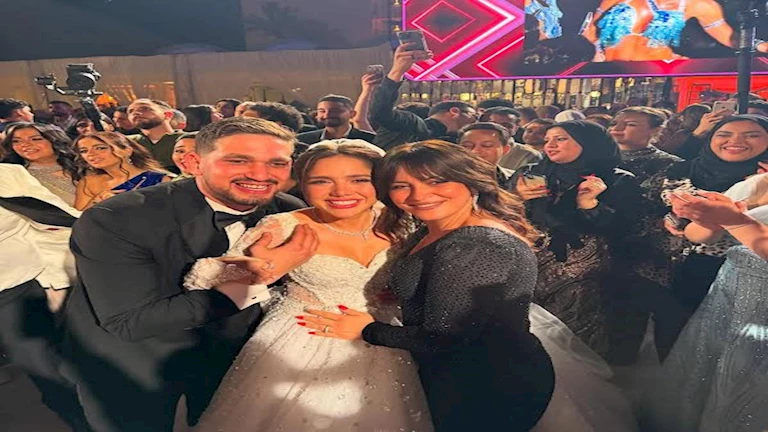 بالصور- ريهام عبد الغفور تهنئ رنا رئيس بحفل زفافها:"حبيبة قلبي وبنوتي"
