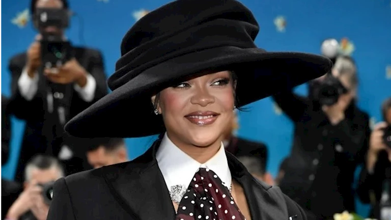 بالفيديو.. ريهانا تعلن عن حملها الثالث في حفل Met Gala 2025 