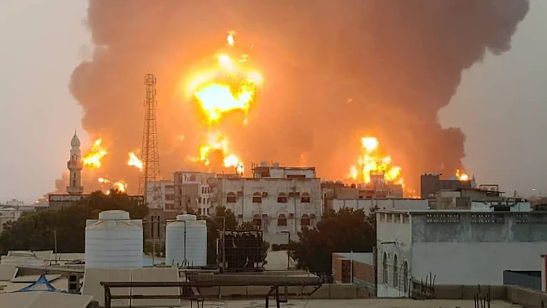 الحوثيون يتوعدون بالرد على الهجوم الإسرائيلي ويوجهون رسالة لنتنياهو: عليك إعداد الاستقالة