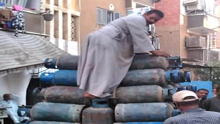 بالصور- ضبط 379 مخالفة فى حملات تموينية على الأسواق والمخابز بأسوان