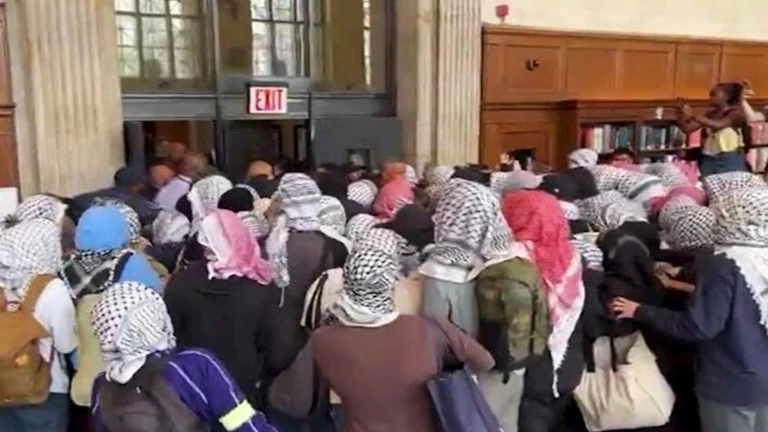  اشتباكات داخل جامعة كولومبيا بين محتجين مؤيدين لفلسطين والأمن