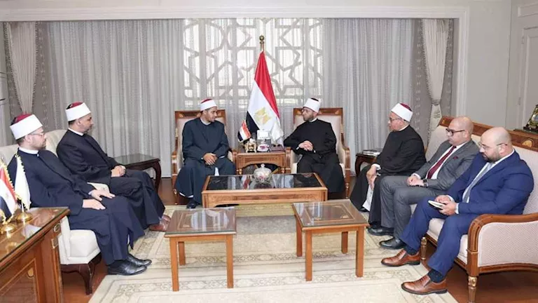 وزير الأوقاف يكرم إمامًا بالغربية اعتنى بنظافة مسجده بعد إصابة العامل