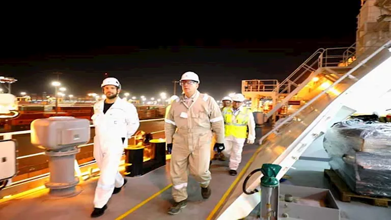 وزير البترول يتابع أعمال تجهيز سفينة التغييز “Energos Power”