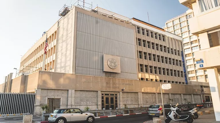 أضرار طفيفة بمكتب السفارة الأمريكية في تل أبيب إثر هجوم صاروخي إيراني
