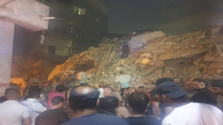“قولولي عايش ولا ميت”.. مأساة أب يبحث عن نجله تحت ركام عقار السيدة زين