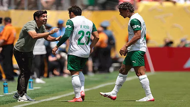 موقف طريف لمدرب بالميراس مع مشجع بعد الفوز على الأهلي