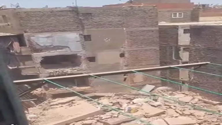 الصور الأولى لانهيار عقارين بحدائق القبة.. وفرق الإنقاذ تواصل البحث عن