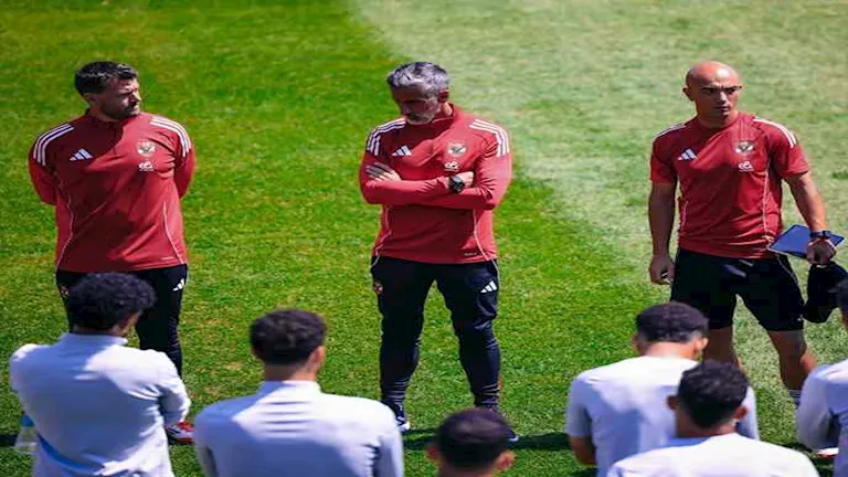 إمام عاشور يغادر فندق الأهلي في نيوجيرسي عائدًا إلى القاهرة بعد الجراحة