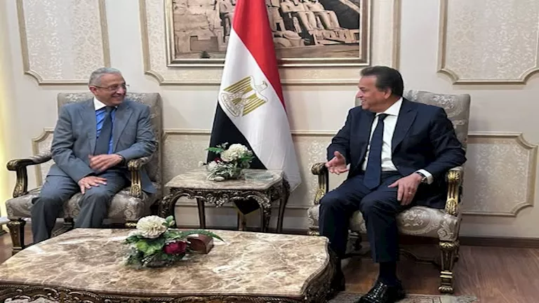 الدكتور خالد عبدالغفار يستقبل وزير الصحة التونسي بمطار القاهرة الدولي