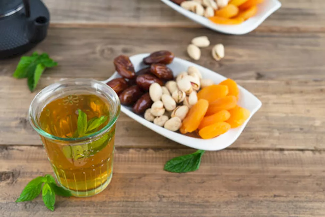 الشاي الأخضر مع المكسرات والفواكه المجففة