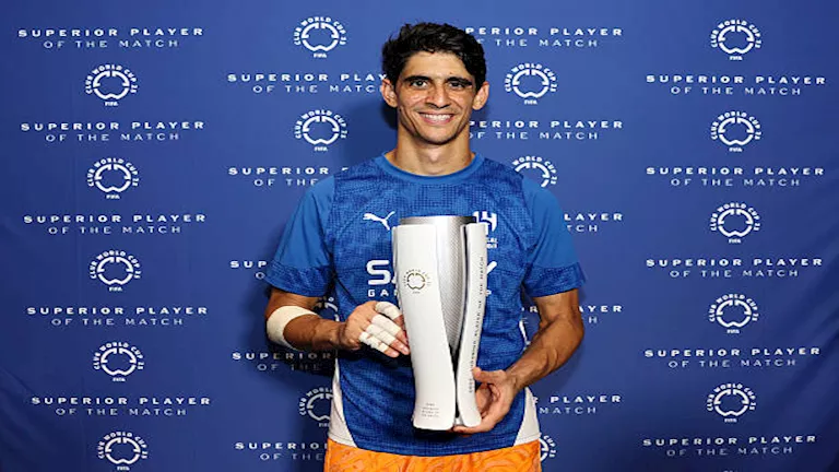 الهلال السعودي يمدد عقد ياسين بونو حتى 2028