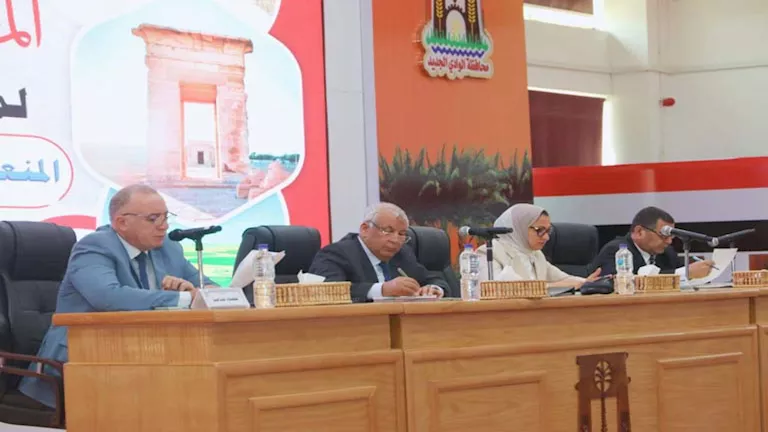 محافظ الوادي الجديد يترأس اجتماع المجلس التنفيذي للمحافظة - صور
