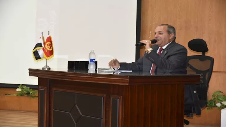 محافظ بورسعيد: النظافة مسئولية الأحياء لحين حضور الشركات الجديدة