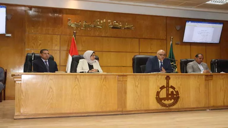 محافظ القليوبية يناقش خطة ترشيد الكهرباء وتطوير الخدمات للمواطنين