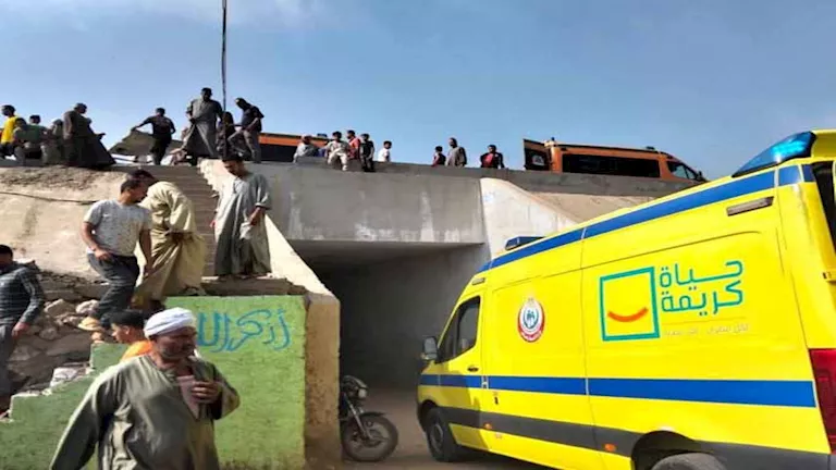"الميكروباص بقى خردة".. مصرع 16 شخصًا في حادث تصادم بالمنوفية - صور