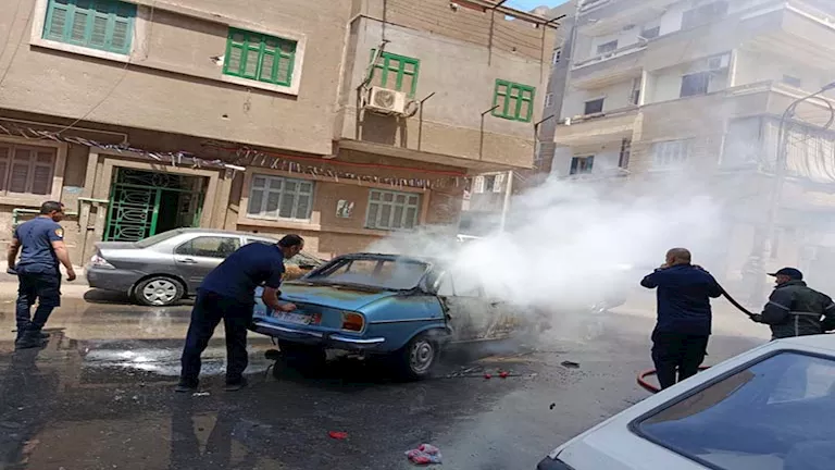 تفحمت بالكامل.. السيطرة على حريق بـ3 سيارات في أسيوط (صور)
