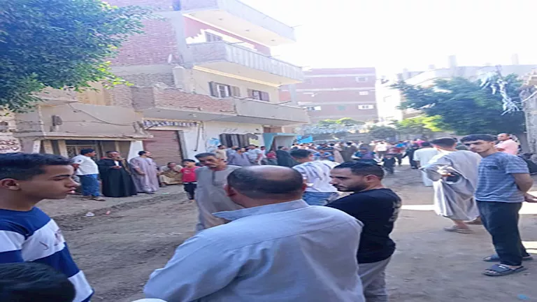 النساء يفترشن الأرض.. كفر السنابسة تتأهب لتوديع ضحايا إقليمي المنوفية