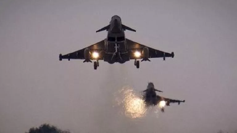 إسرائيل تشن غارات جوية على جنوب وشمال غزة