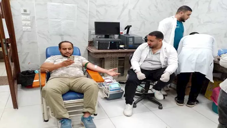 في اليوم العالمي.. إقبال أهالي سوهاج على التبرع بالدم - صور