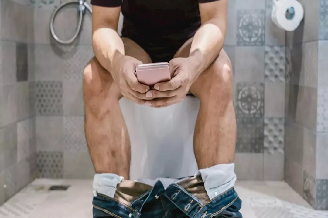 استخدام الهاتف خلال الجلوس على المرحاص