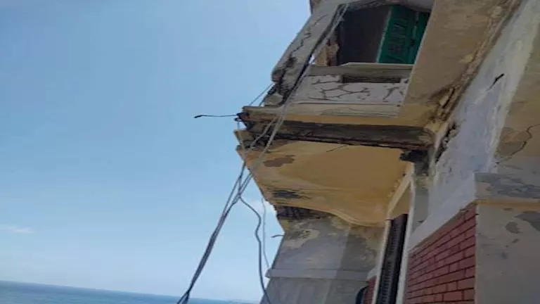 لخطورتها على المارة.. إزالة أجزاء من عقار على كورنيش الإسكندرية
