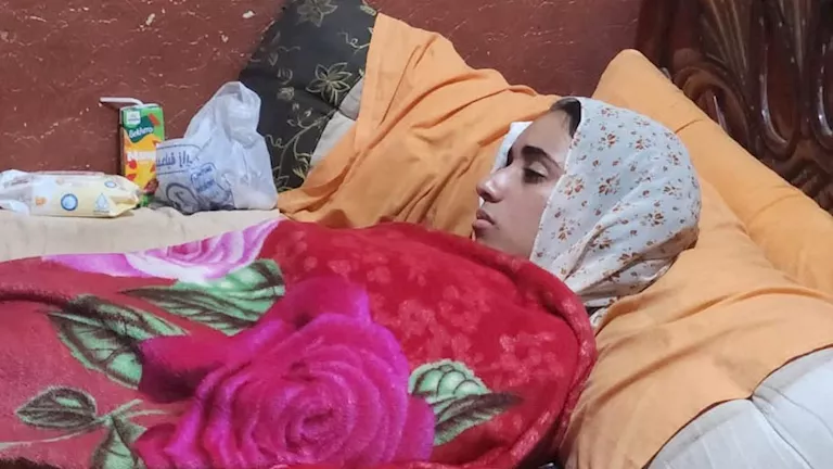 "لقيت نفسي على الأسفلت".. "حبيبة" الناجية من حادث المنوفية تكشف تفاصيل الرحلة المميتة