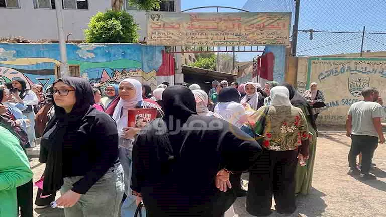 نقل طالبة إلى المستشفى بعد تعرضها للإغماء داخل لجنة بالمحلة
