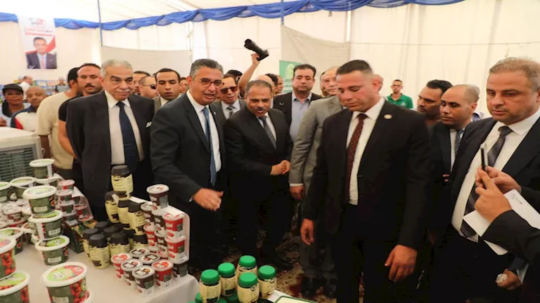وزير التموين ومحافظ الشرقية يفتتحان سوق اليوم الواحد بالعاشر من رمضان