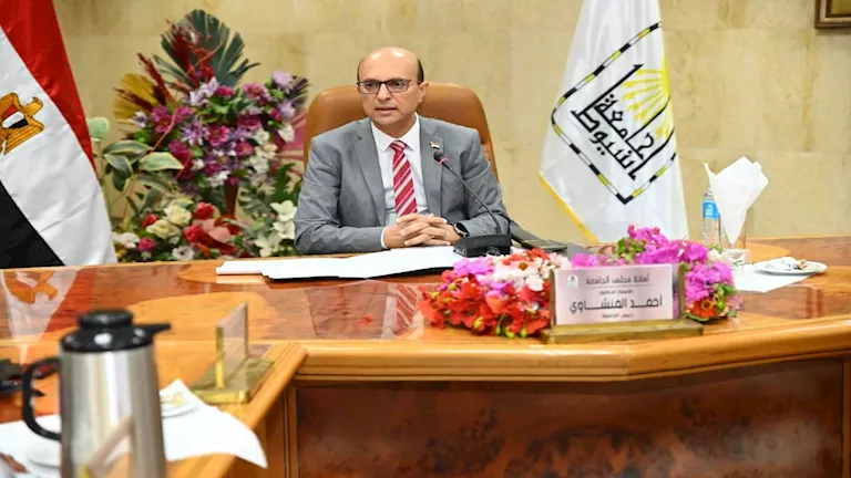 جامعة أسيوط: لا احتفالات تخرج خارج الحرم الجامعي