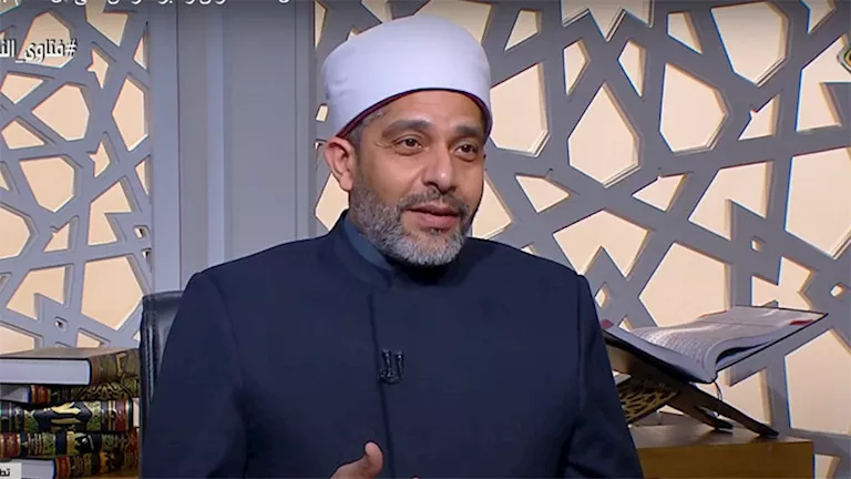 ما حكم من تخلع الحجاب أو تترك الصلاة؟.. أمين الفتوى يجيب