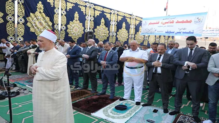 محافظ بني سويف يؤدي صلاة العيد بمسجد عمر بن عبدالعزيز (صور)
