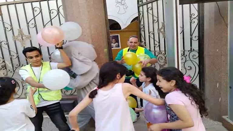 شباب مسيحيون يوزعون الهدايا احتفالًا بعيد الأضحى في بني سويف (صور)