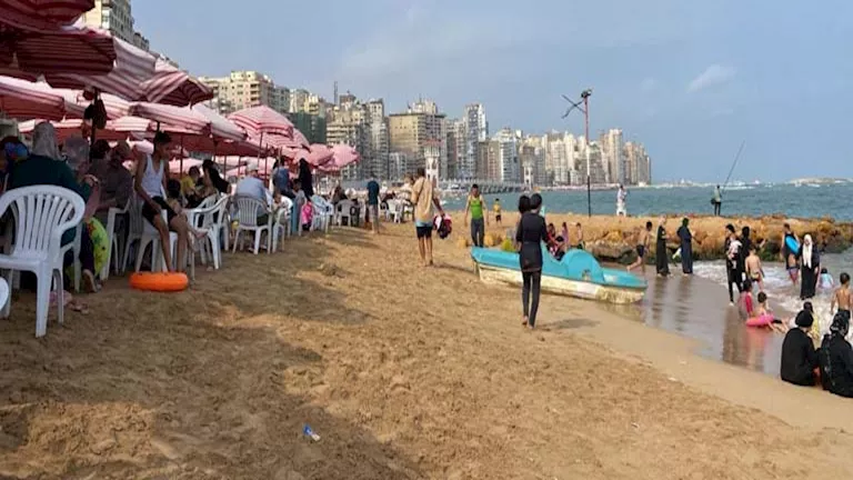 هدوء يعم شواطئ الإسكندرية بعد اضطراب الأمواج.. والمصايف تحذر المصطافين