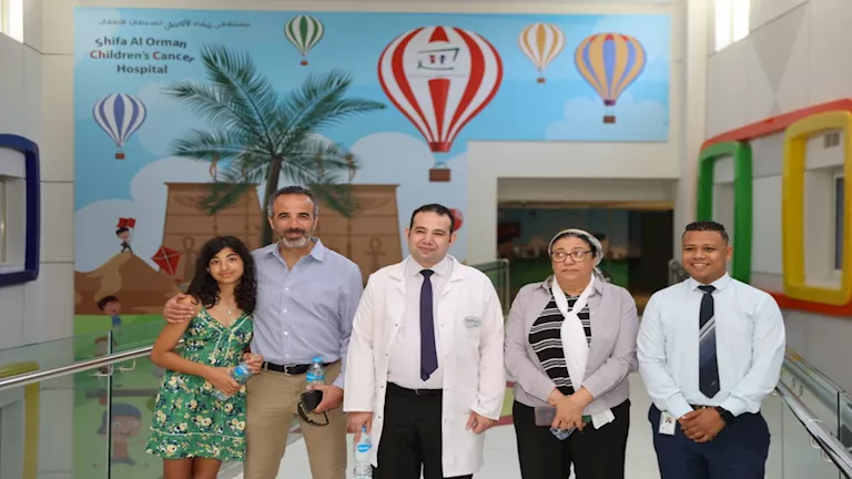 أستاذ زراعة النخاع بجامعة كولورادو يزور مستشفى الأورام بالأقصر