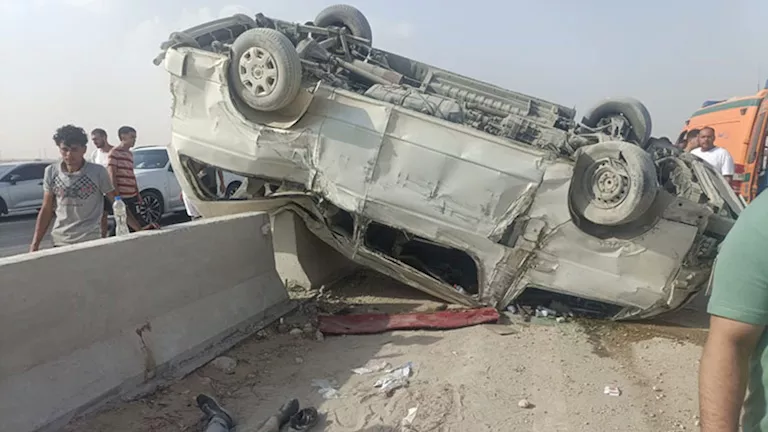 مصرع عامل وإصابة 14 في انقلاب ميكروباص بطريق السخنة (صور)