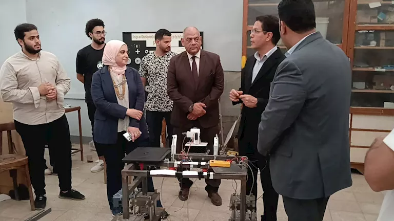 رئيس جامعة بنها يتفقد مشروعات طلابية بكلية الهندسة (صور)