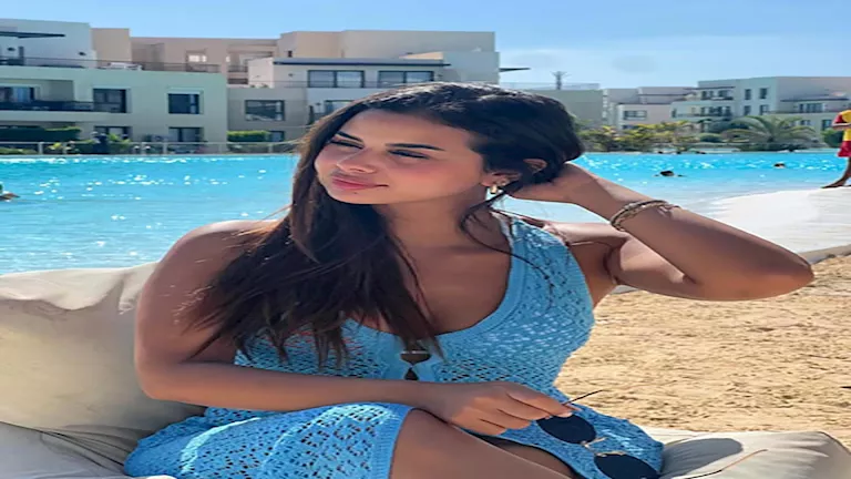 منة عرفة تنشر إطلالات جريئة مختلفة على البحر من إجازتها الصي