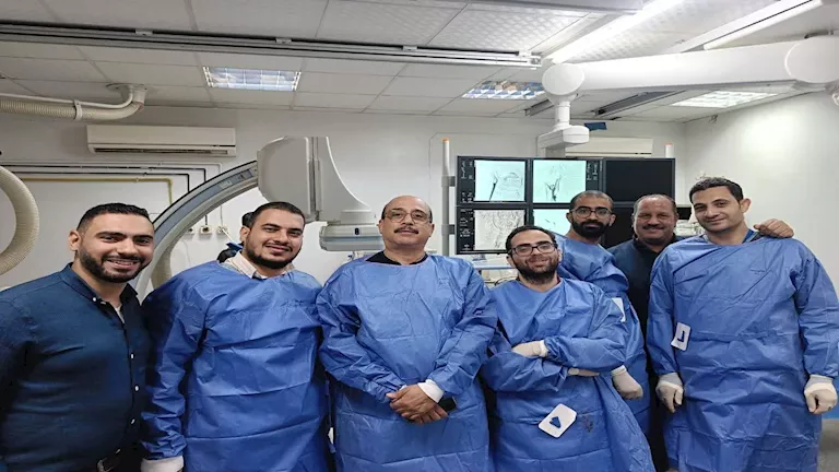 فريق طبي بجامعة أسيوط يُنقذ مريضًا من خطر انسداد الشريان الس