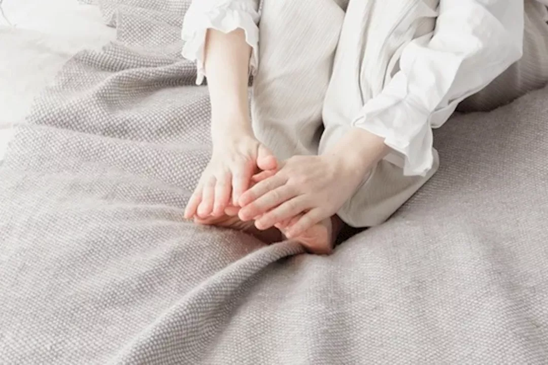 احذر- سخونة اليدين والقدمين علامة على هذه الأمراض "فيديوجرافيك"