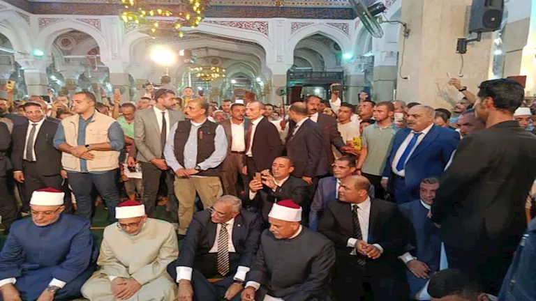 وزير الأوقاف يؤم المصلين بمسجد الدسوقي في كفر الشيخ (صور)
